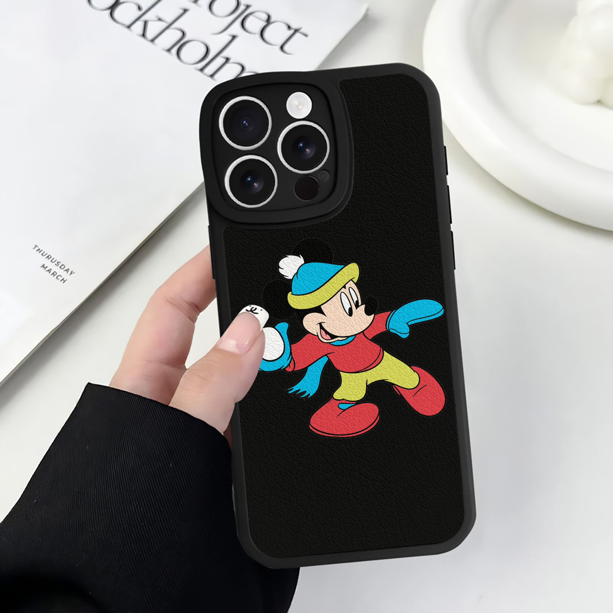 （画像用） ミッキーマウス Mickey Mouse 【iPhone 16シリーズ対応】シリコンスマホケース（レザー調） 材質：シリコン